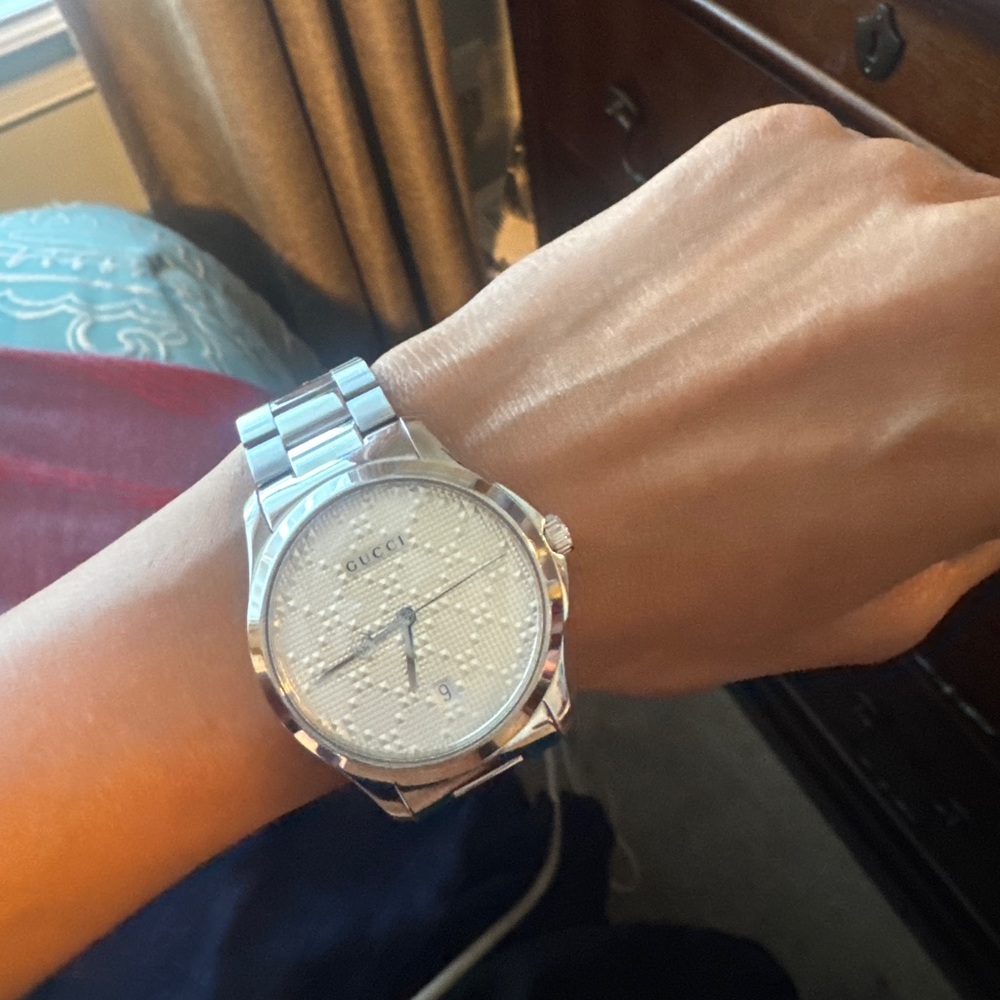Gucci unisex Silver Watch with Textured Dial